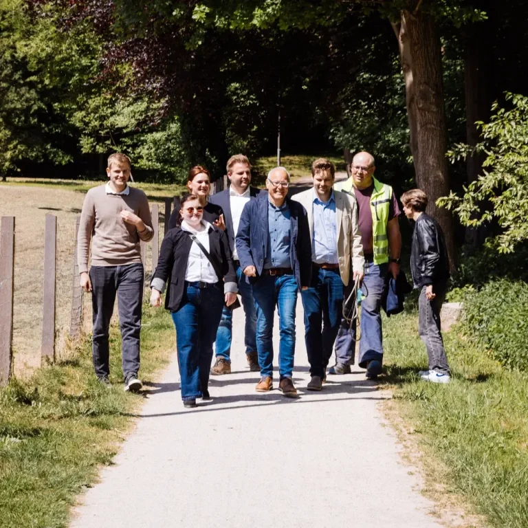 Das achtköpfige. Team der Grosch auf dem Weg zu einer Besprechung bei einem Außentermin