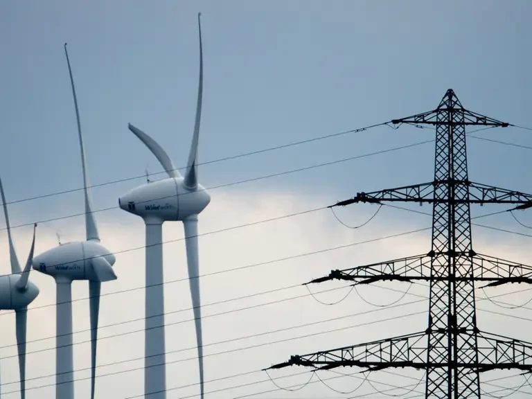 Symbolbild Projekt Suedlink TenneT, Winkraftanlagen und Strommasten, Grosch ist hier aktiv im Controlling